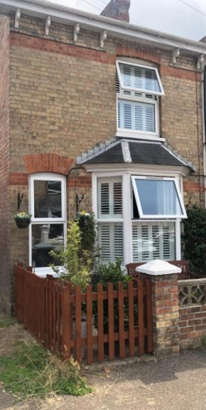 Homely Victorian Terraced Town House with Parking.